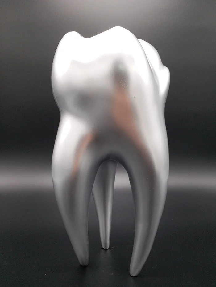 Zahnskulptur „Monochrom“